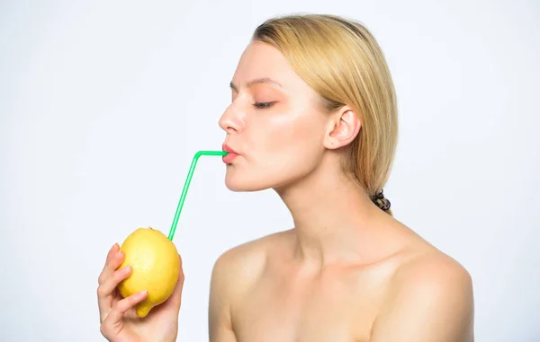 Előnyei ivóvíz lemon vizet a reggel éhgyomorra. A lány ital friss gyümölcslé egész citrom gyümölcs koktél szalma. Nő élvezni ital vitamin. Egészséges életmód és táplálkozás szerves koncepció — Stock Fotó