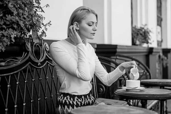 Pausa pacífica para o café. Mulher elegante rosto calmo tem beber café terraço ao ar livre. Uma caneca de bom café de manhã dá-me energia. Menina beber café todas as manhãs no mesmo lugar que a tradição — Fotografia de Stock