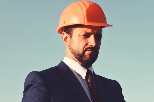 Architecte contrôle le travail. Homme avec barbe et visage sérieux — Photo