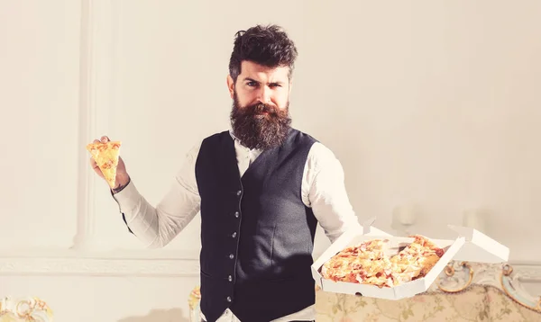Sakal ve bıyık teslim tutar kutusu lezzetli taze sıcak pizza ile olan adam. Pizza teslim kavramı. Dilim pizza yeme, beyaz arka plan, maço klasik giysiler aç memnun yüzünde tutar — Stok fotoğraf