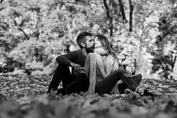 Девушка и бородатый парень или любовники целуются на свидании . — стоковое фото