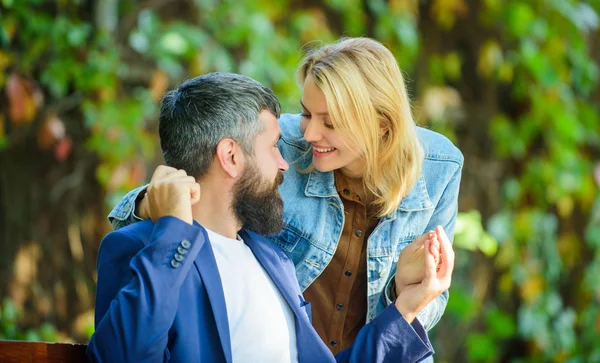 Parque mejor lugar para una cita romántica. Pareja en amor romántico fecha naturaleza parque fondo. Grandes consejos para una cita. Relaciones amorosas sentimientos románticos. Concepto romántico. Hombre espera novia. Sorpresa para él —  Fotos de Stock