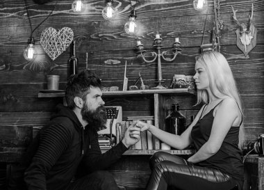 Çift gamekeepers evde, ahşap iç arka plan romantik akşamın. Kız ve erkek konsantre yüzleri sıcak atmosferinin keyfini çıkarın. Teklif kavramı. Aşık çift birlikte ellerini tutar