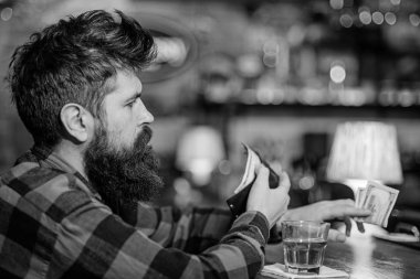 Depresyon ve alkolizm kavramı. Adam boş zamanlarını barda geçiriyor.,