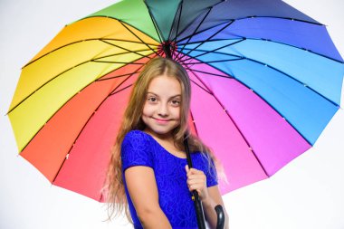 Bu sonbahar gününde korumalı hissediyor. Mutlu çocukluk. Okul zamanı. Mutlu küçük kız şemsiye ile. Yağmurlu havalarda şemsiye olan küçük kız. Sonbahar moda. Çocuk. Yağmurlu gün korumalı duygu
