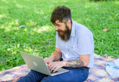 Yazar ya da blogger sosyal ağ için yazı yazmak. Bloglama için ilham. Blogger için sosyal ağ içerik oluşturun. Blogger doğa tarafından ilham kaynağı olma. Dizüstü doğa arka plan ile sakallı adam