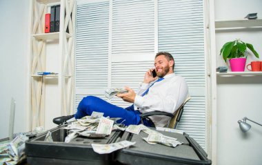 Şantaj ve para gasp. Yasadışı para kar kavramı. İşadamı başarılı anlaşmayı tartışmak. Dolandırıcı biliyor cep telefonu. Mali dolandırıcılık suçu. Adam telefon konuşma dolandırıcılık üzerinde para kazanmak