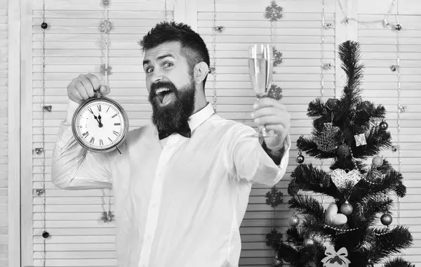 Homem de festa com cara feliz na sala festiva. Conceito de celebração — Fotografia de Stock