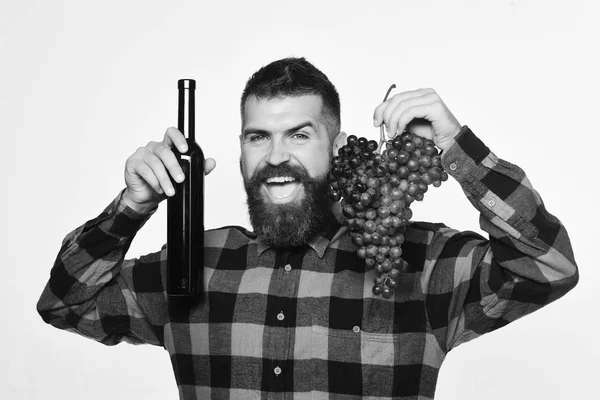 Mann hält Trauben und Flasche Wein in der Hand — Stockfoto