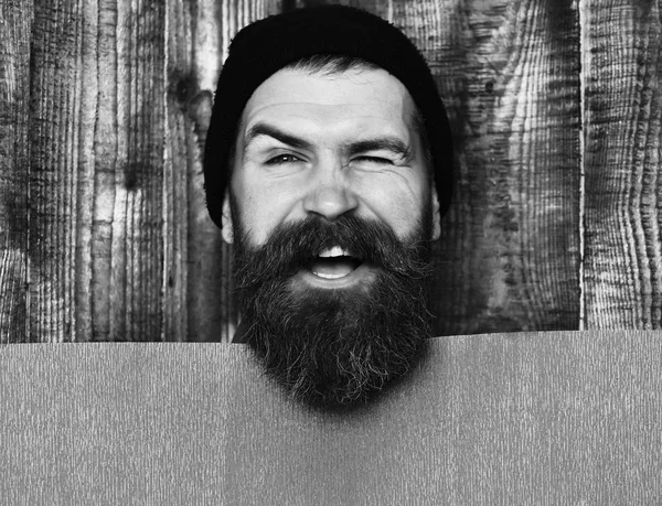 Бородатый брутальный кавказский хипстер с красной бумагой — стоковое фото