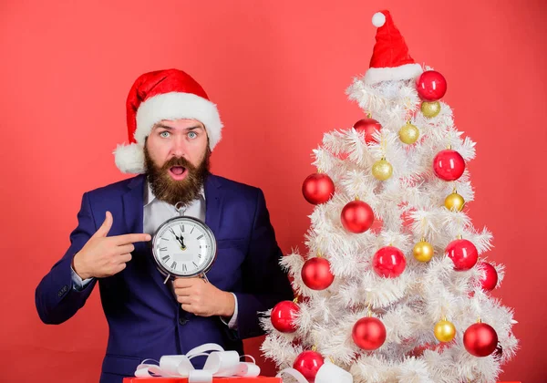 Ofertas de última hora. A contar o tempo até ao Natal. Quanto tempo falta. Acompanhe o tempo. Está na hora de celebrar. O empresário junta-se à celebração do Natal. homem barbudo desgaste terno e santa chapéu segurar relógio — Fotografia de Stock