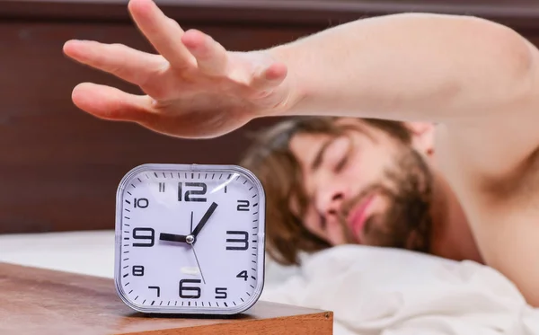 Foto mostrando o jovem se alongando na cama. O tipo está deitado na cama. Acorde de manhã. . — Fotografia de Stock