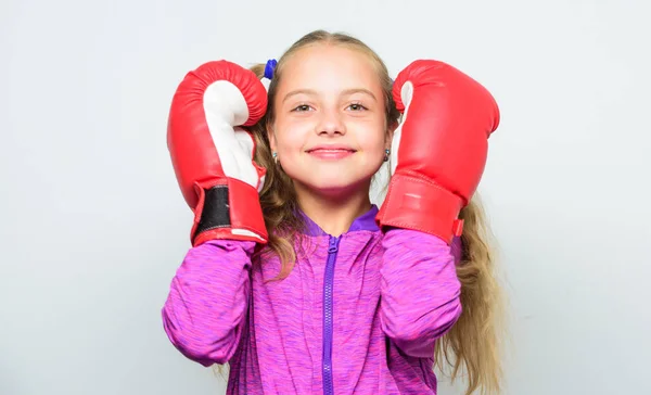 Boxer barn träning, hälsosam kondition. knockout och energi. Sport framgång. liten flicka i boxning handskar stansning. Sport och sportkläder mode. träning med coach. Kampen. Energi inuti honom — Stockfoto