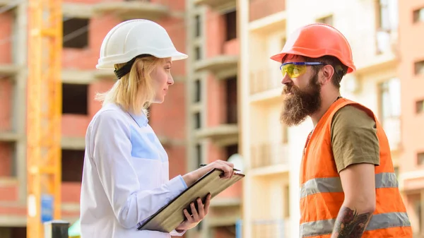 Foreman létre építőanyagok szállítása. Szakértő és építő közlik az építőanyagok ellátásra. Sikeres üzlet koncepció. Építőanyagok vásárlása. Építőipar — Stock Fotó