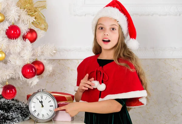 Último minuto anos novos planos de véspera que são realmente muito divertido. Menina garoto traje de chapéu de Papai Noel com tempo de contagem de relógio para o ano novo. Quanto tempo falta. Último minuto até à meia-noite. Contagem regressiva do ano novo — Fotografia de Stock