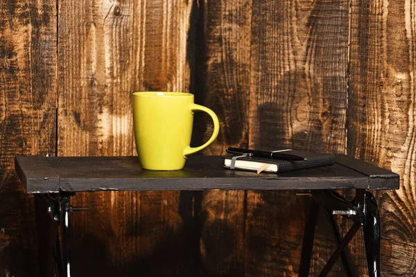 Filiżanka herbaty lub kawy do picia z copybookiem i wstrzykiwaczem — Zdjęcie stockowe