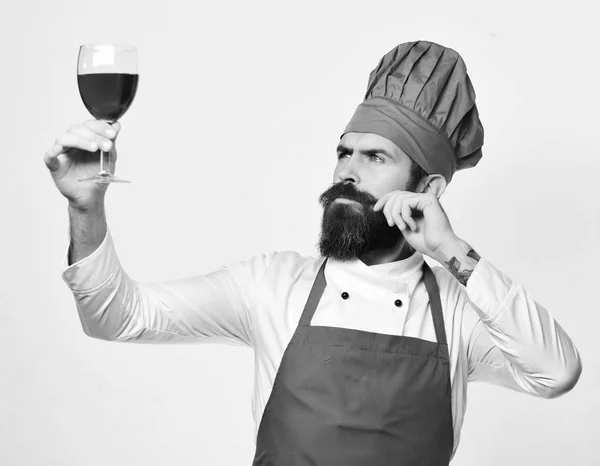 Chef-kok houdt glas rode wijn. Koken met doordachte gezicht — Stockfoto