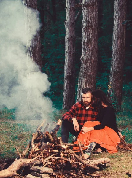 Para zakochanych piknik z ogniem w lesie, — Zdjęcie stockowe