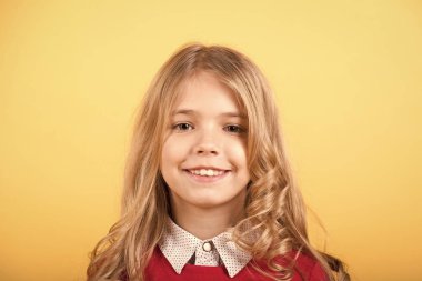 Gülümseyen tatlı yüzlü kız