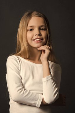 Kız model poz sevimli gülümseme ve uzun sarı saç