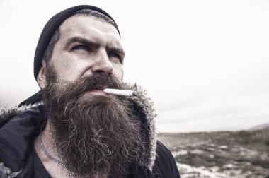 Adam ile uzun sakal saç ve bıyıklı duman Sigara