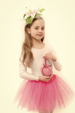 Çocuk beyaz izole pembe kalpli