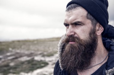 Hipster düşünceli yüzüne Dağları ile.