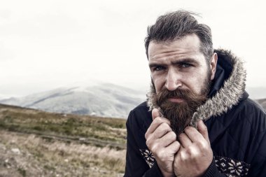 Adam uzun sakal ve bıyık açık.