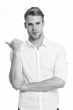 Bu modeli deneyin. Adam kendinden emin yüz beyaz arka plan yardımcı olmaya hazır. Kıl dükkanında yardım etmek adam. Adam dükkanı danışman kendinden emin ve misafirperver görünüyor. Tezgâhtar yan başparmak yukarı dönük