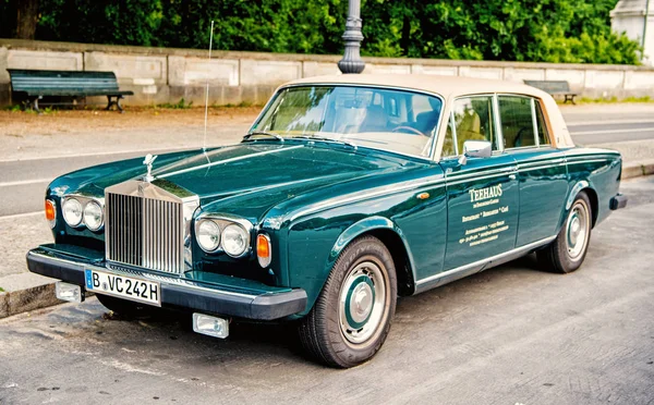 Эксклюзивный зеленый автомобиль класса люкс Rolls Royce Silver shadow II — стоковое фото