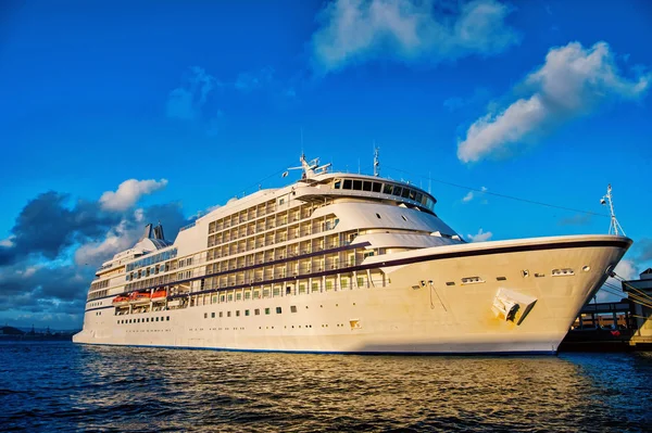 Grote luxe cruiseschip bij zonsondergang — Stockfoto