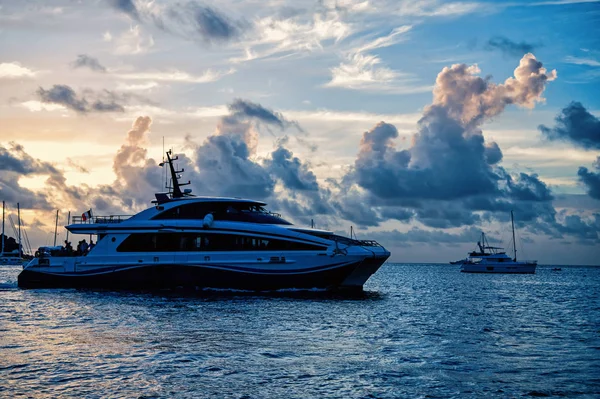 Barche a vela o navi in mare in Francia in serata — Foto Stock