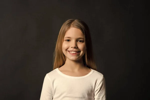 Gyerek modell hosszú egészséges hajjal mosolyog — Stock Fotó