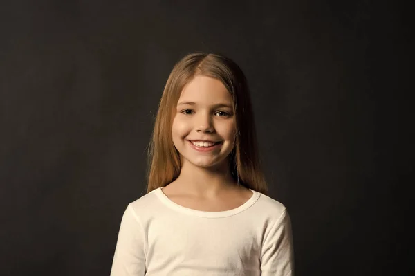 Modelo criança sorrindo com cabelo longo e saudável — Fotografia de Stock