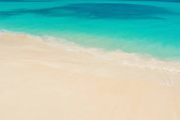 Pláž s bílým pískem, jasně modrou vodou v antigua — Stock fotografie