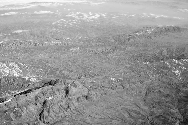 Montanhas, vista aérea. Superfície terrestre. Protecção do ambiente e ecologia. Vagueando e viajando. Defender a terra — Fotografia de Stock