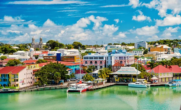 Ładny dom z jachtu, łodzi w harbor, St. John, Antigua — Zdjęcie stockowe