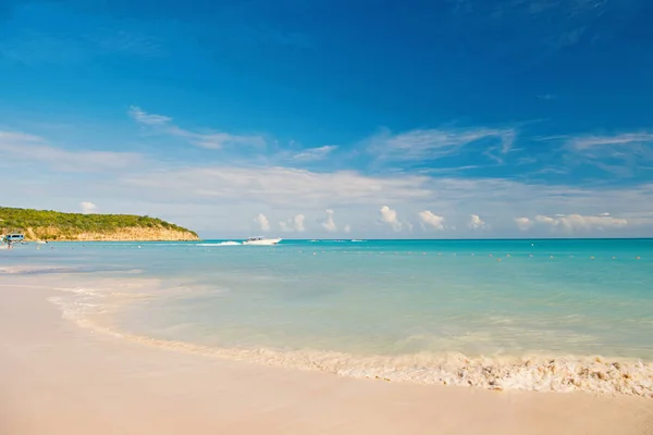 Tropikalnej plaży w st johns, antigua — Zdjęcie stockowe