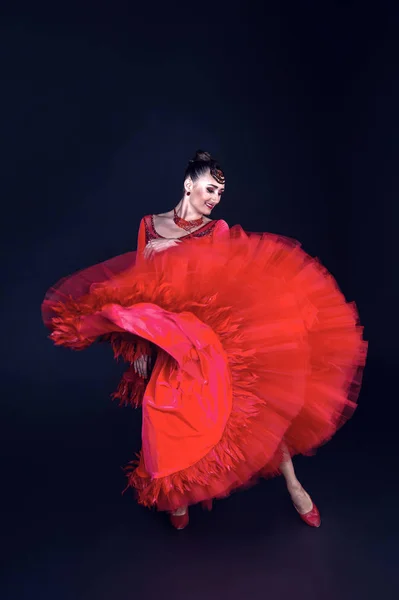 Menina ou mulher em vestido vermelho no fundo preto — Fotografia de Stock