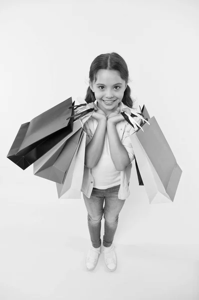 Venta. niña pequeña con bolsas de compras después de la venta. venta viernes negro. gran venta el lunes cibernético. —  Fotos de Stock