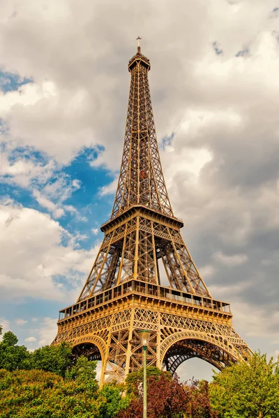 Эйфелева башня на закате в Париже, Франция. Романтические путешествия . — стоковое фото