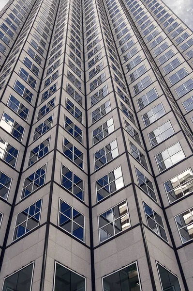 Panorâmica e perspectiva de ângulo largo vista para o fundo azul de aço de vidro — Fotografia de Stock