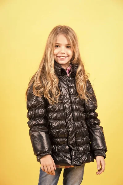 Criança modelo sorriso com longos cabelos loiros — Fotografia de Stock