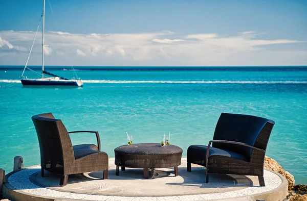 Fotele i stół na tropikalnej plaży w st johns, antigua — Zdjęcie stockowe