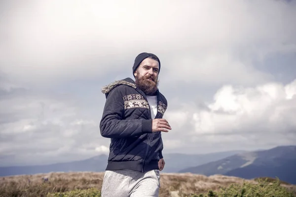 Mann mit Bart läuft durch Berglandschaft — Stockfoto