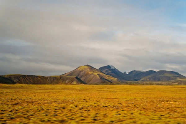 Highland na Islandu. Hory s zeleným mechem na zatažené obloze — Stock fotografie