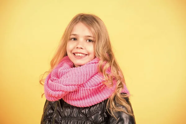 Девушка в розовом шарфе на оранжевом фоне — стоковое фото