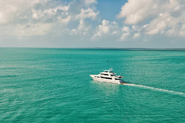 Yates turísticos flotando por la isla verde en Key West, Florida — Foto de Stock