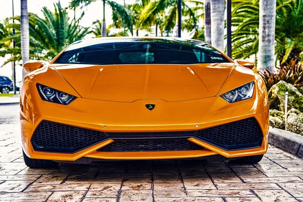 Oranžové luxusní sportovní auto Lamborghini Aventador — Stock fotografie