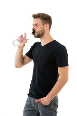 Susuz hissediyorum. Adam atlet tutun su şişesi. Adam içki su beyaz arka plan üzerinde. Adam bakım sağlık ve su dengesi. Sporcu bakım hidrasyon su besin vücut. Sağlıklı yaşam konsepti